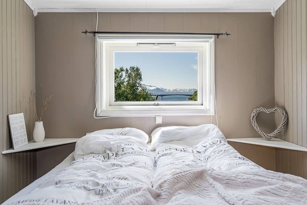 Countryside Holiday Home in Norwegian Fjord with Mountain Views & Serene Gardens in Bodø