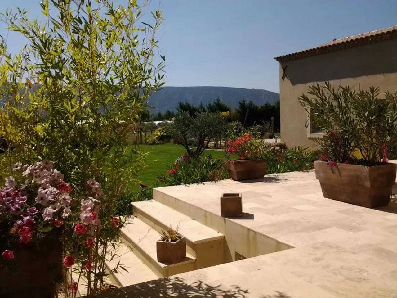 Gehele studio, Gezellig studio met zwembad in Cabrières-d'Avignon 40 m² in Cabrières-d'Avignon, Parc naturel régional du Luberon