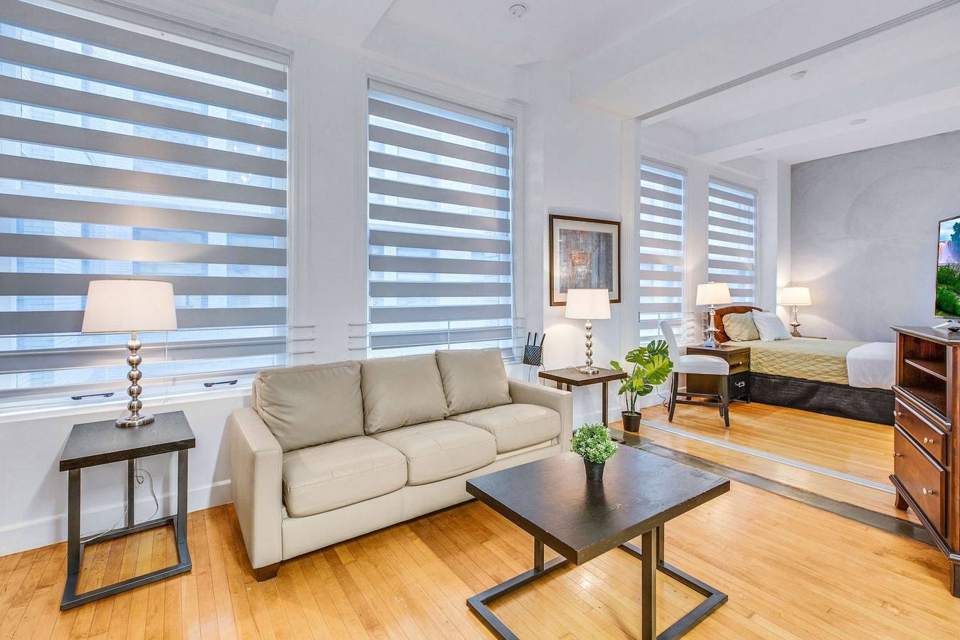 Entire apartment, Stylish 2Br 2Ba At Hwh by Oneluxstay in Los Angeles, Los Angeles County