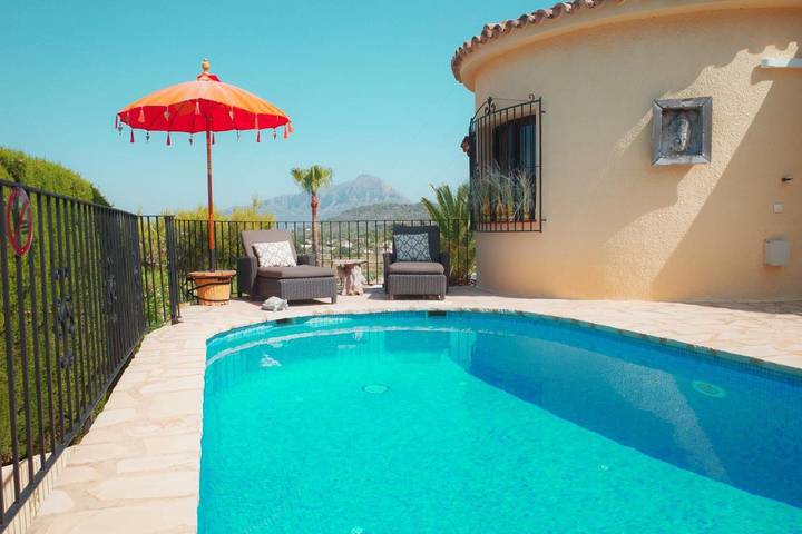 Alojamiento y desayuno para 2 personas, con jardín además de piscina y vistas en Jávea