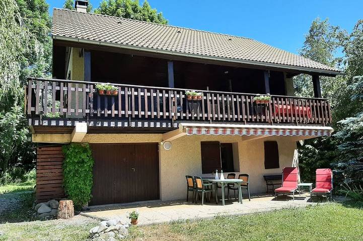 Gîte pour 10 personnes, avec Balcon et Jardin à Chabottes