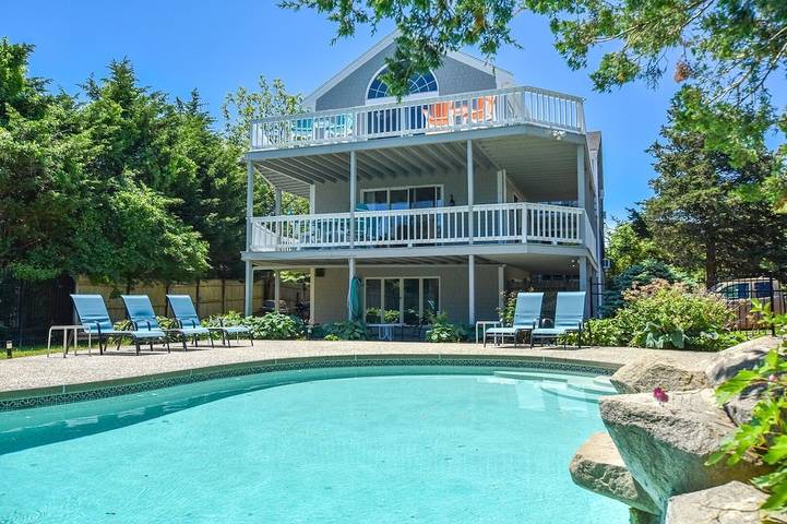 Vacation rental for 10 people, with balcony and pool as well as hot tub and garden in Cape Cod
