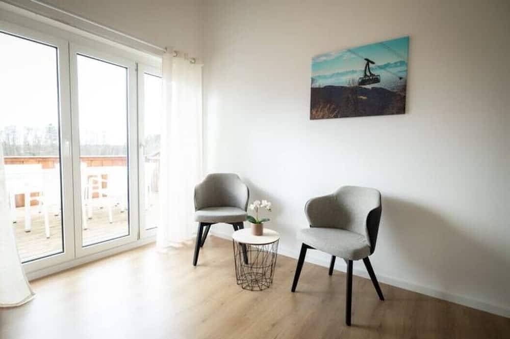 Ganze Wohnung, Ferienwohnung Rose im gemütlichen Gästehaus Benedikt in Friedrichshafen, Region Bodensee-Oberschwaben