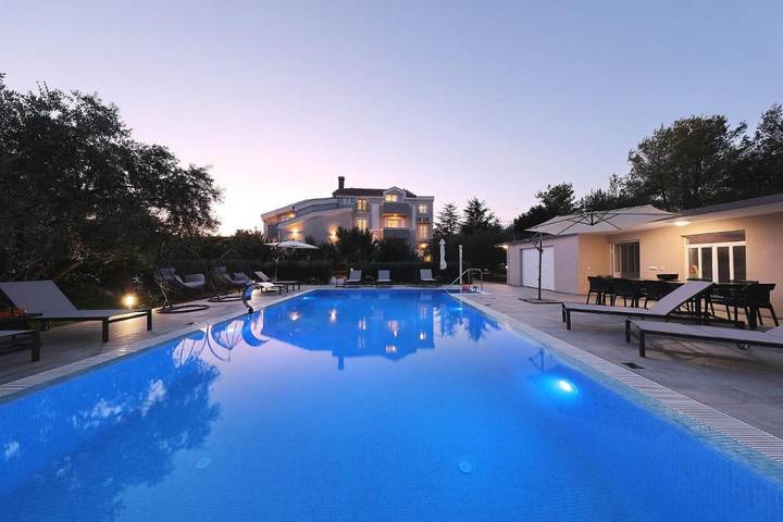 Ferienhaus für 12 Personen, mit Garten und Pool in Sikovo