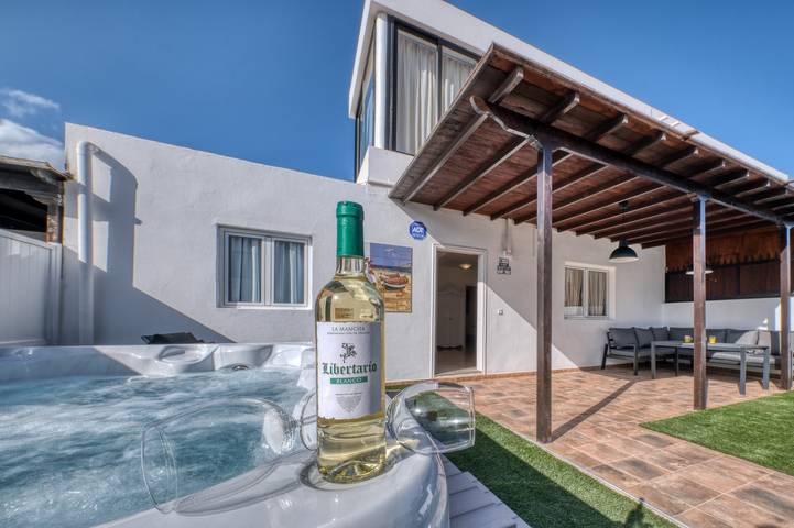 Villa for 8 people, with Hot tub and Terrace as well as Garden in Puerto del Carmen