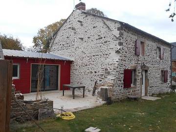 Gîte pour 10 personnes, avec sauna et terrasse ainsi que jardin et jacuzzi, animaux acceptés dans le Puy-de-Dôme