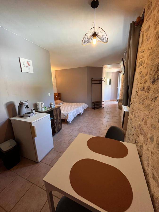 Location de vacances pour 2 personnes, avec piscine ainsi que terrasse et jardin à Vire-sur-Lot - 4