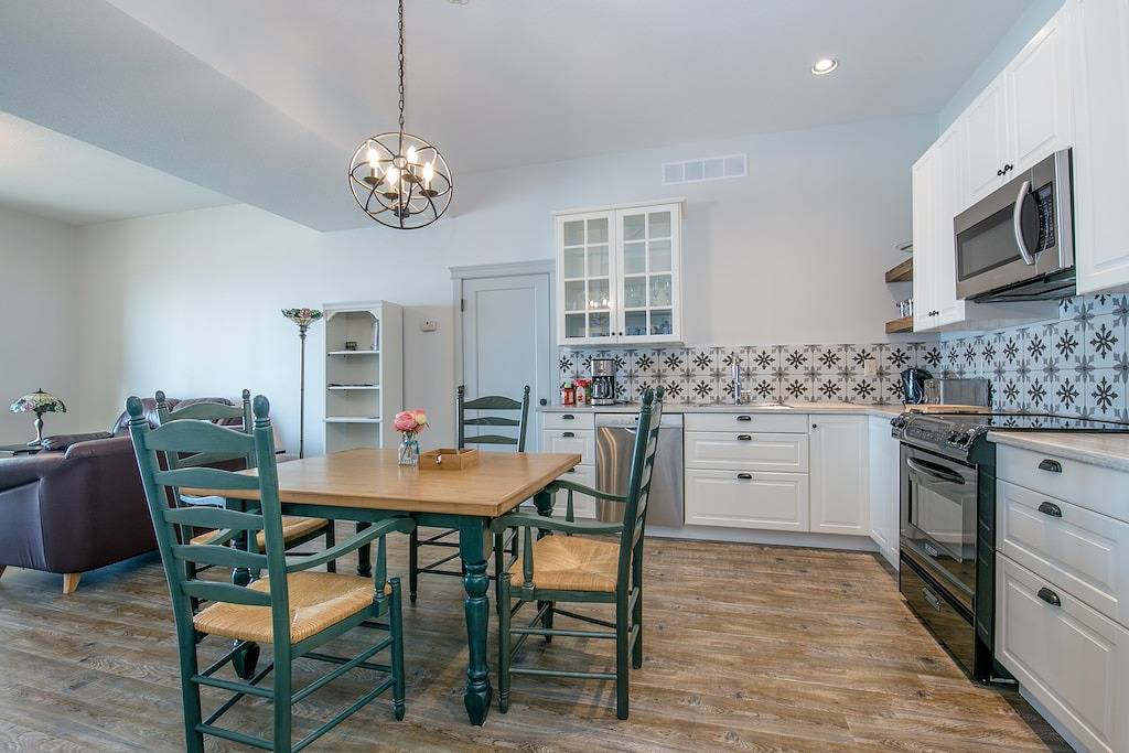 Neue Walkout-Keller-Suite Mit 2 Schlafzimmern Und Grossartigem Blick. Zentral Gelegen in Vernon, Silver Star