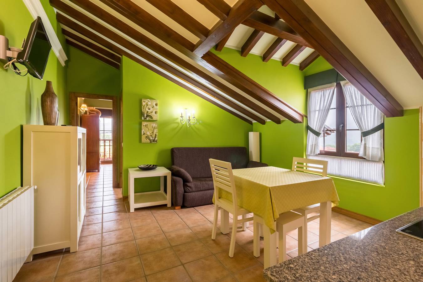 Ganze Wohnung, Ferienwohnung 'Antonio Apto5' mit Meerblick und Balkon in Santillana del Mar, Kantabrische Küste