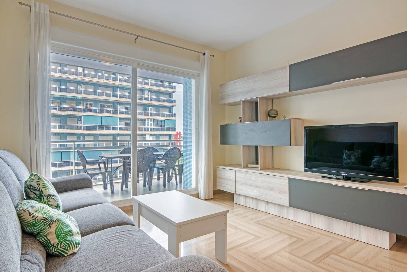 Entire apartment, Apartment 'Plg0195' with Shared Pool, Private Terrace and Air Conditioning in Playa de Gandía, Costa de Valencia