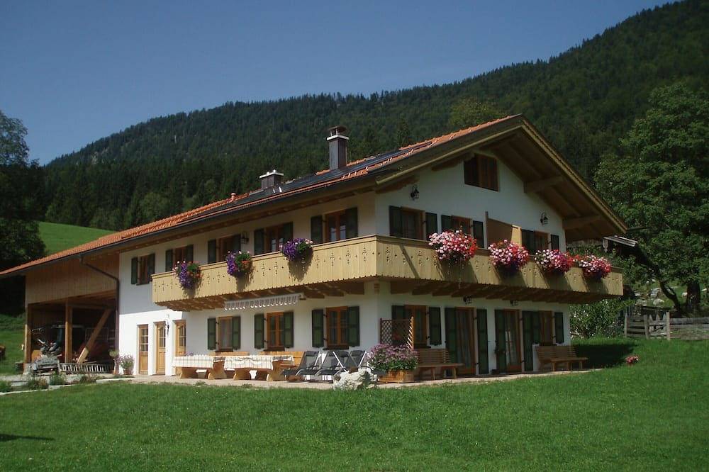 Ganze Wohnung, Neu erbaute konfortable Ferienwohnung mit Wellnessbereich in Jachenau, Walchensee