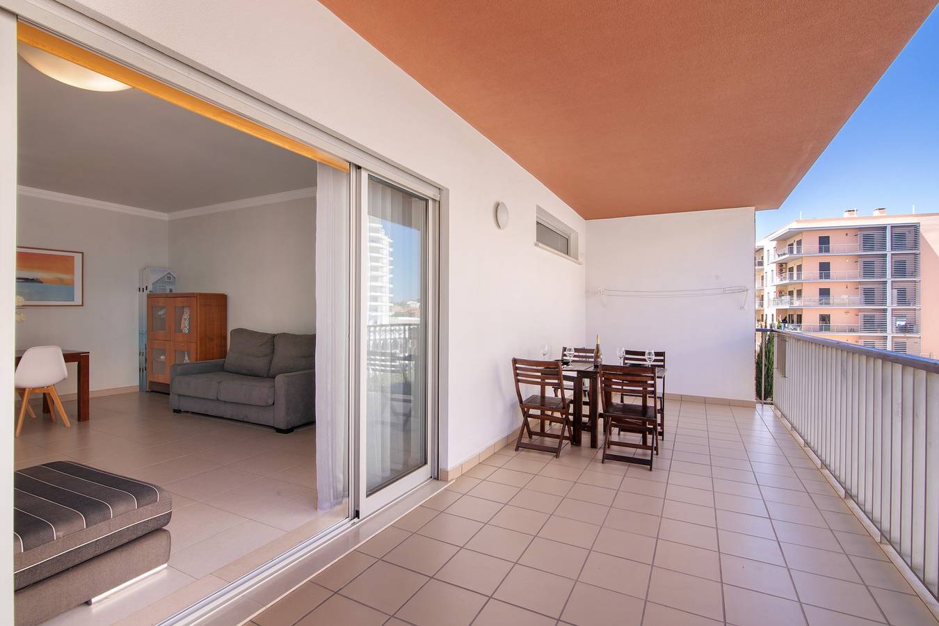 Apartamento inteiro, Apartamento 'Apartamento Armação De Pera' com Piscina Partilhada, Wi-Fi e Ar Condicionado in Armação de Pêra, Distrito de Faro