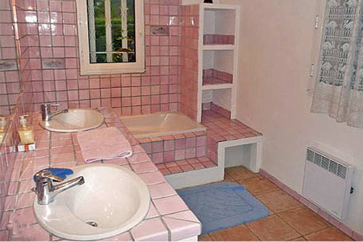 Location de vacances pour 6 personnes, avec balcon ainsi que jardin et piscine, adapté aux familles à Le Plan-de-la-Tour - 4