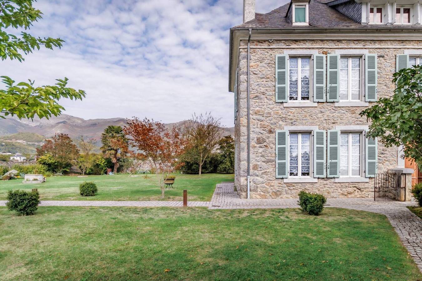 Entire apartment, Pyrénées Cottage with Mountain View, Private Terrace, and Wi-Fi – Top-Rated Accommodation in Lau-Balagnas, Pyrenees National Park
