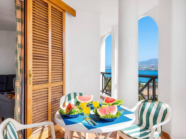 Gîte pour 6 personnes, avec piscine ainsi que balcon et vue sur l’océan, adapté aux familles à Playa de las Américas - 4