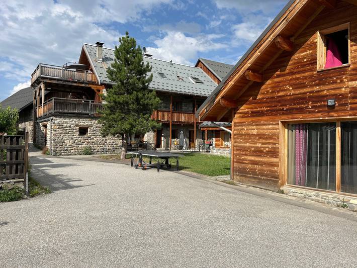 Apartamento entero, Apartamento 'Les Combles' con vistas a la montaña, terraza privada y Wi-Fi in Albiez-Montrond, Región de Saint-Jean-de-Maurienne