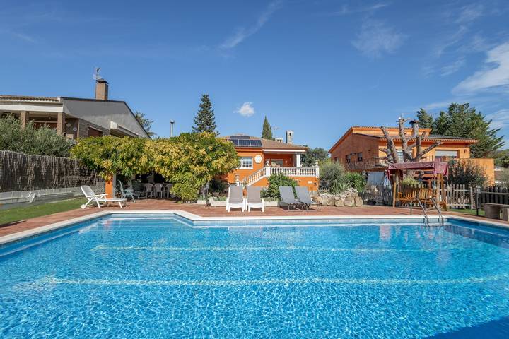 Casa vacanze 'Ca La Iaia' con vista montagna, piscina privata e Wi-Fi in Alt Penedès, Barcellona entroterra