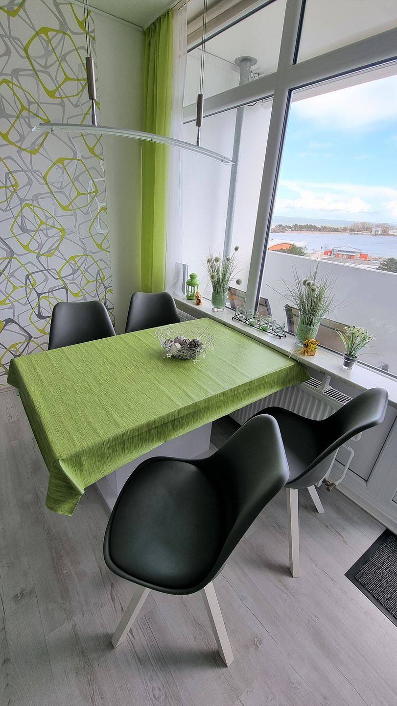 Entire apartment, Ankommen & wohlfühlen..! Moderne und freundlich, hell eingerichtete Wohnung im 8. Stock mit herrlichem Blick über den Binnensee und die Ostsee bis Fehmarn. in Heiligenhafen, East Holstein