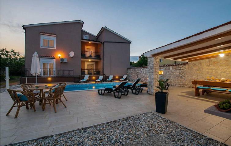 Ferienhaus für 8 Personen, mit Terrasse und Garten