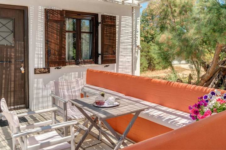 Gîte pour 3 personnes, avec vue et jardin, animaux acceptés dans Finikas - 2