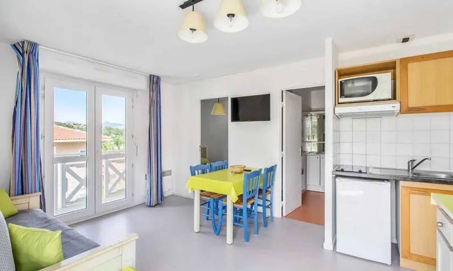 Entire apartment, Modern Apartment with View in Carnoux-en-Provence 26 m², Pool in Carnoux-en-Provence, Marseille region