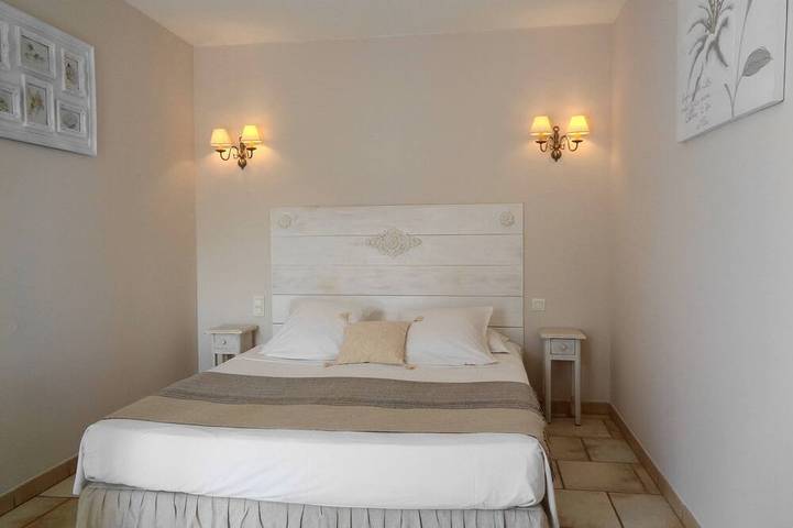 Chambre d’hôte pour 2 personnes, avec Jardin à Lacoste