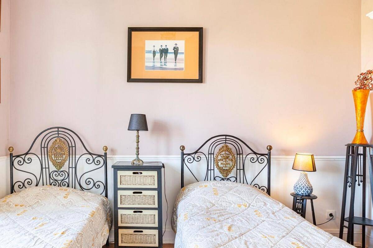 Apartamento de férias inteiro, B&B Quarto Violeta com Chaminé in Ramalhal, Distrito de Lisboa