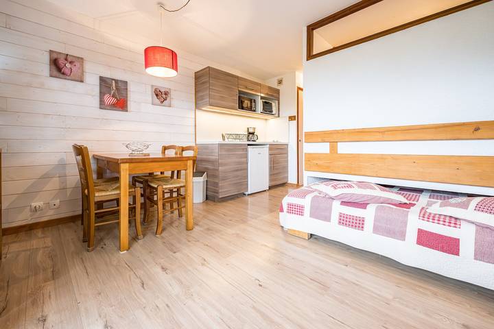 Entire studio, Studio Apartment '5 - L'Épilobe' with Mountain View, Shared Garden and Wi-Fi in Cohennoz, Albertville region