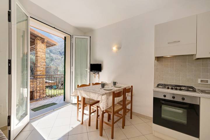 Appartamento intero, Appartamento 'Ramma La Taggiasca' con Vista Montagna & Balcone in San Gregorio (Stellanello), Stellanello