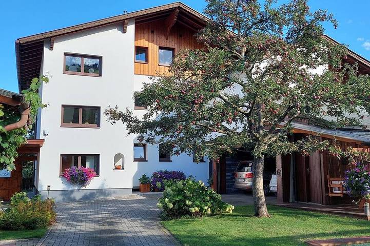 Ferienwohnung für 7 Personen, mit Balkon und Whirlpool sowie Garten in Oberperfuss