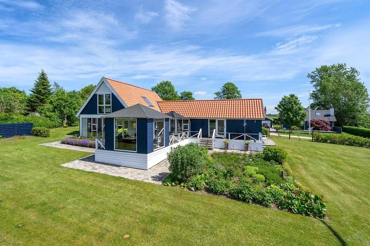 Ferieudlejning for 6 personer, med terrasse og have samt jacuzzi, husdyr tilladt i Hjarbæk