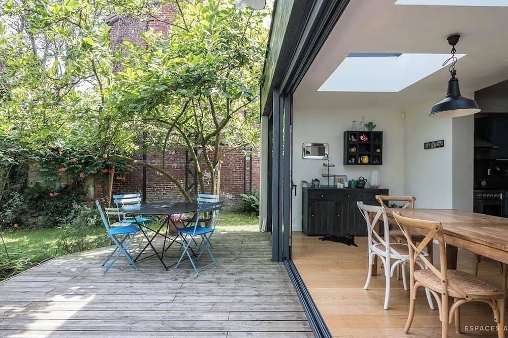 Family home with garden, 50m from the metro. Exceptional charm and calm. in Les Lilas, Sena-Saint Denis