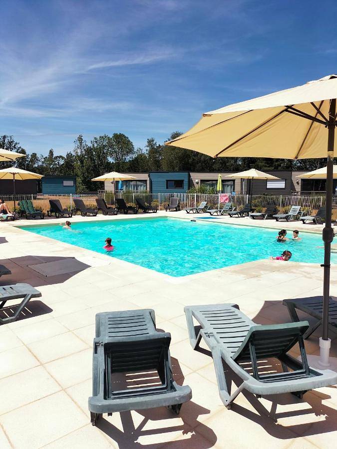 Ferienpark für 2 Personen, mit Terrasse und Garten sowie Pool in der Bretagne