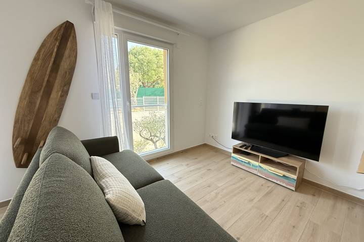 Studio entier, Studio moderne - terrasse - piscine in Villeneuve-Loubet, Côte méditerranéenne (France)