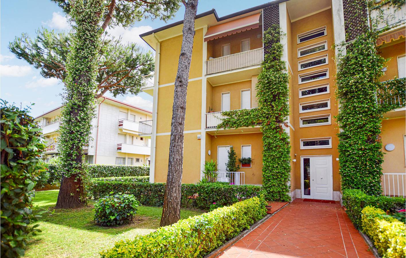 Ganze Ferienwohnung, Apartment mit Meerblick, Parkplatz, Küche - 700m zum Strand in Lido di Camaiore, Italienische Riviera