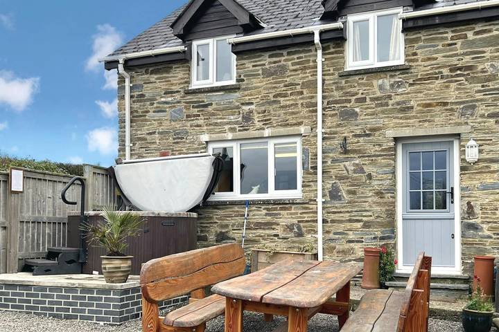 Cottage for 10 people, with garden and hot tub as well as terrace and pool, with pets in Mid-Wales