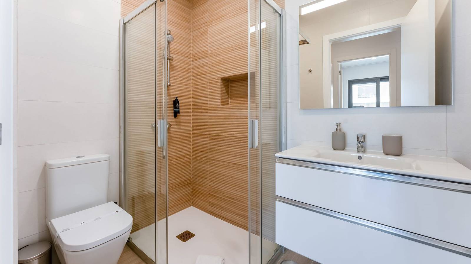 Appartement entier, Appartement de vacances pour 6 personnes avec balcon in Quarteira, District de Faro