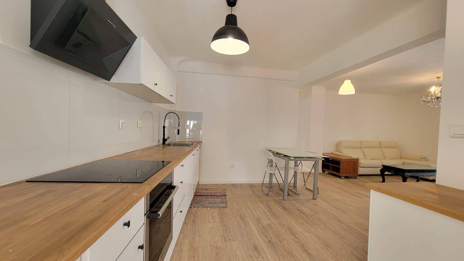 Hel semesterlägenhet, Comfy 2 bed coastal escape with full aircondition in Nice, Medelhavskusten (Frankrike)
