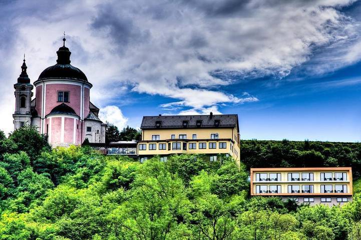 Hotel für 4 Personen, mit Balkon und Terrasse sowie Whirlpool und Garten in Steyr
