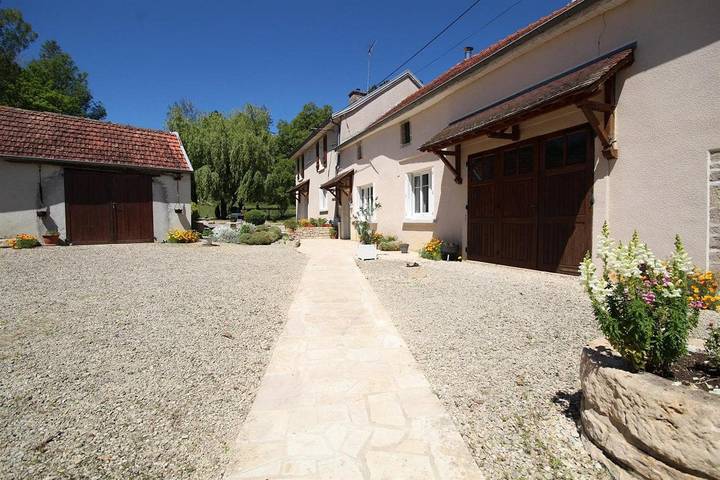 Gîte pour 8 personnes, avec terrasse et jardin