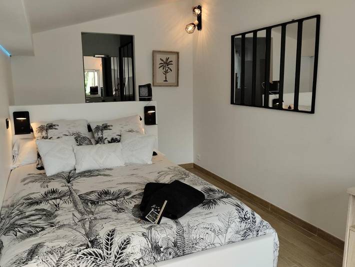 Chambre d’hôte pour 2 personnes, avec terrasse ainsi que piscine et jardin