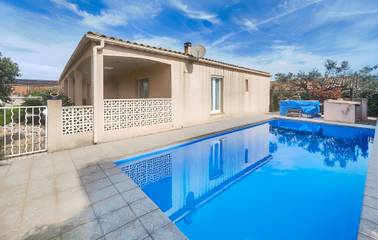 Gîte pour 6 personnes, avec terrasse ainsi que piscine et jardin, animaux acceptés à Cessenon-sur-Orb