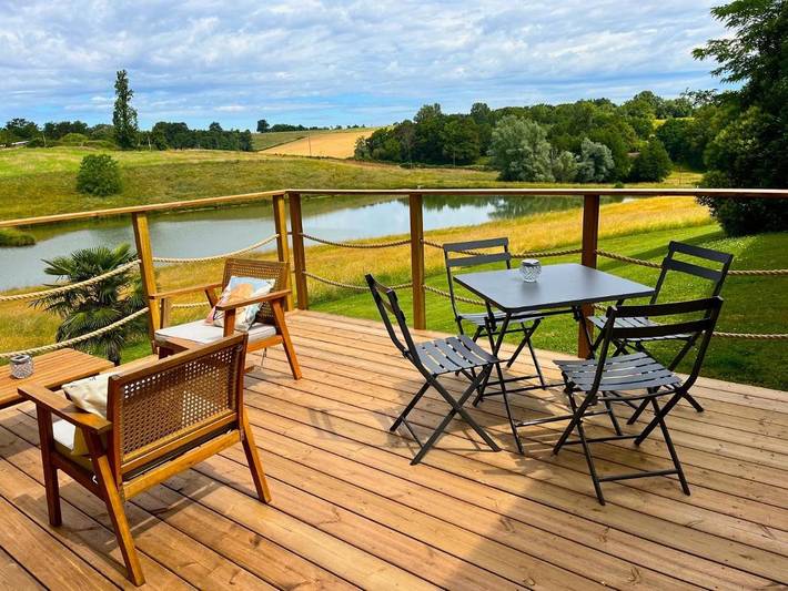 Location de vacances pour 2 personnes, avec Terrasse et Jardin ainsi que Vue et Vue sur le lac à Urgosse