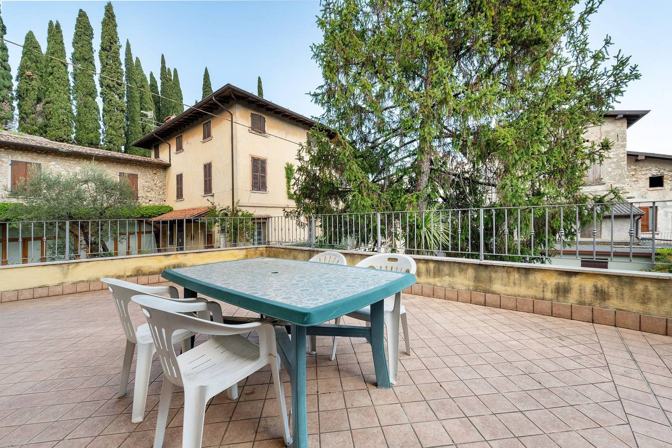 Entire apartment, Apartment 'San Felice' with Private Terrace, Wi-Fi and Air Conditioning in San Felice del Benaco, Garda Mountains
