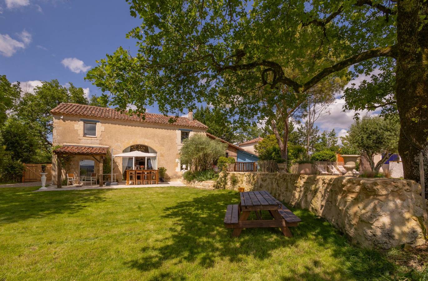 Superbe gîte 4* avec vue exceptionnelle et piscine in Marsolan, Gers