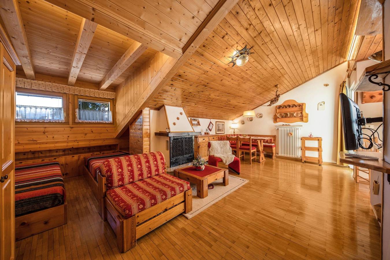 Entire apartment, Charming Apartment “Majon d’Aisciuda Sella” with Mountain View in San Giovanni di Fassa, Dolomiti Superski