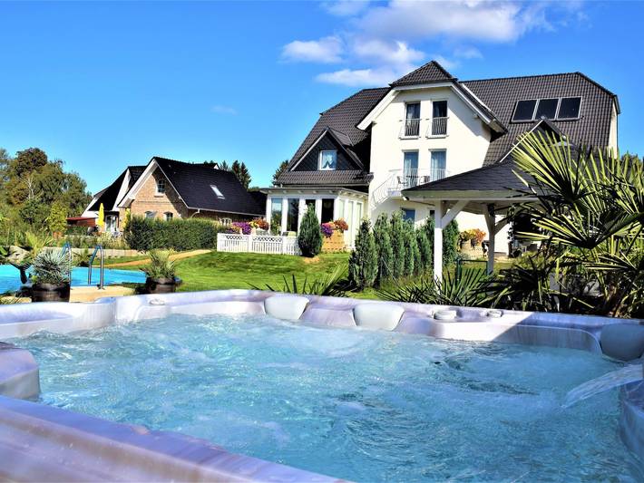 Ferienwohnung für 4 Personen, mit Terrasse und Whirlpool sowie Garten und Pool in Neppermin