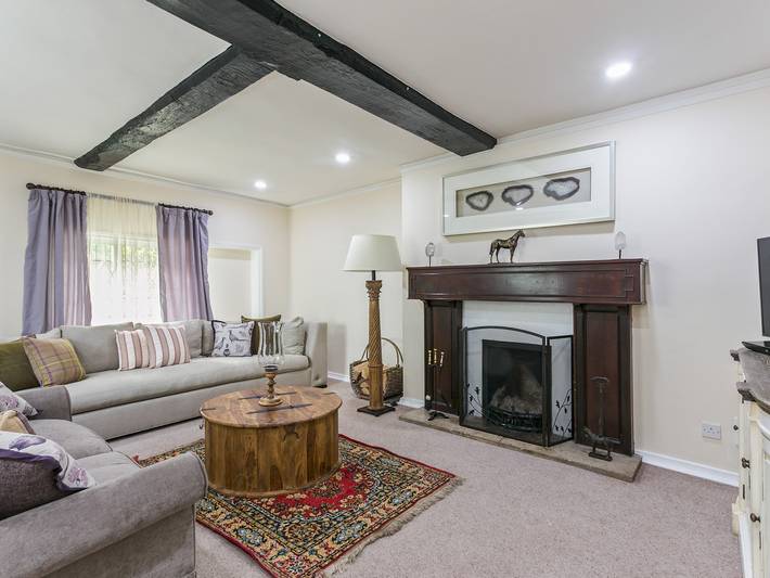 Historically Charming Home with Large Garden- Pass the Keys in Burnham, Buckinghamshire