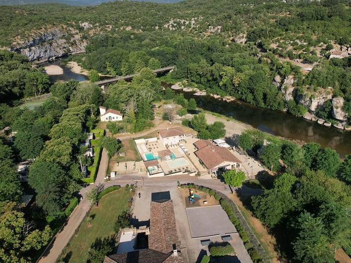 Camping pour 6 personnes, avec bassin pour enfant à Berrias-et-Casteljau