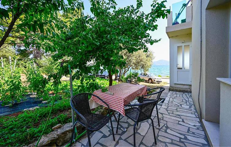 Gîte pour 4 personnes, avec vue sur le lac et terrasse, animaux acceptés à Drače - 2